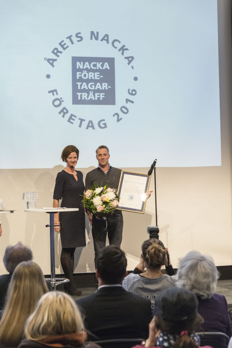 Anna Kinberg Batra delar ut pris till Dustin – Årets Nackaföretag 2016