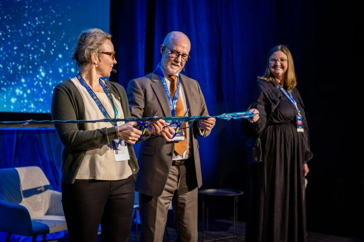 Företagarna Nacka Värmdös ordförande Kadi Upmark och Nacka kommunstyrelsens ordförande Mats Gerdau klipper bandet och inviger Nacka Företagarträff